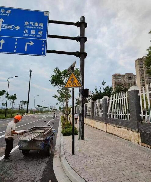 太阳能注意行人标志牌