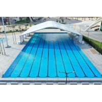 临时停车场改建为15×25米浅水泳池，篷房侧高3米并配置ABS实心墙与双层玻璃门