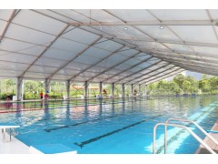 临时停车场改建为15×25米浅水泳池,篷房侧高3米并配置ABS实心墙与双层玻璃门图2