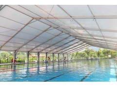 临时停车场改建为15×25米浅水泳池,篷房侧高3米并配置ABS实心墙与双层玻璃门图3
